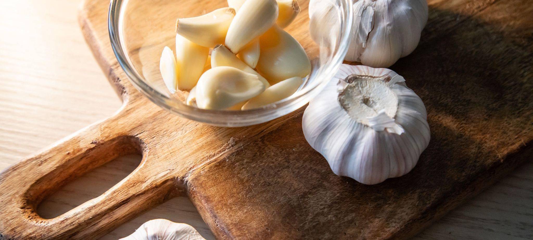 Geschälte Knoblauchzehen liegen in einer Schüssel