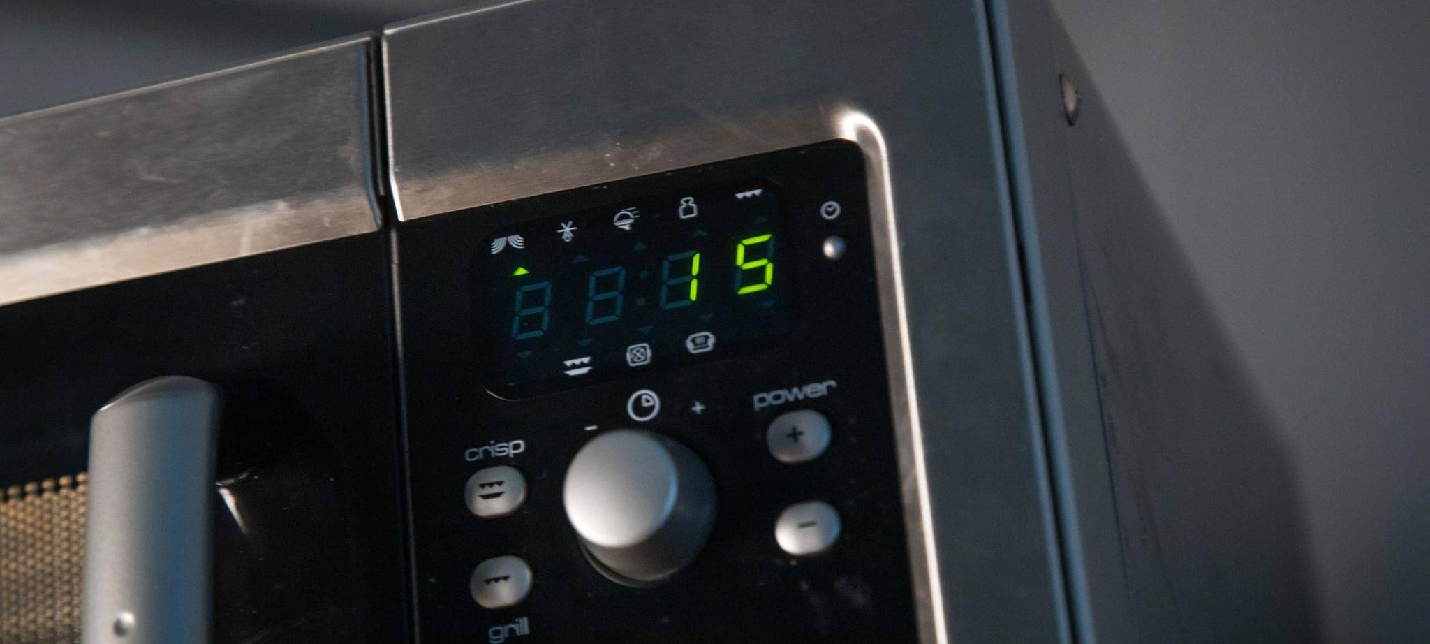 Der Timer einer Mikrowelle ist auf 15 Sekunden gestellt