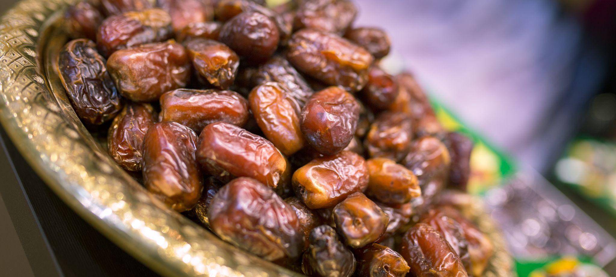 Getrocknete Datteln liegen in einer Schale