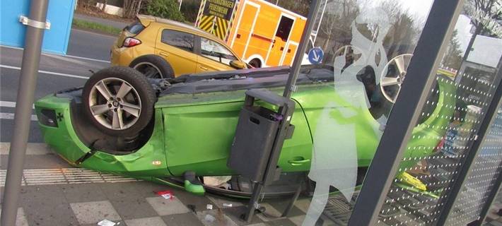 Der Seat Ibiza landete auf dem Dach in einer Bushaltestelle.