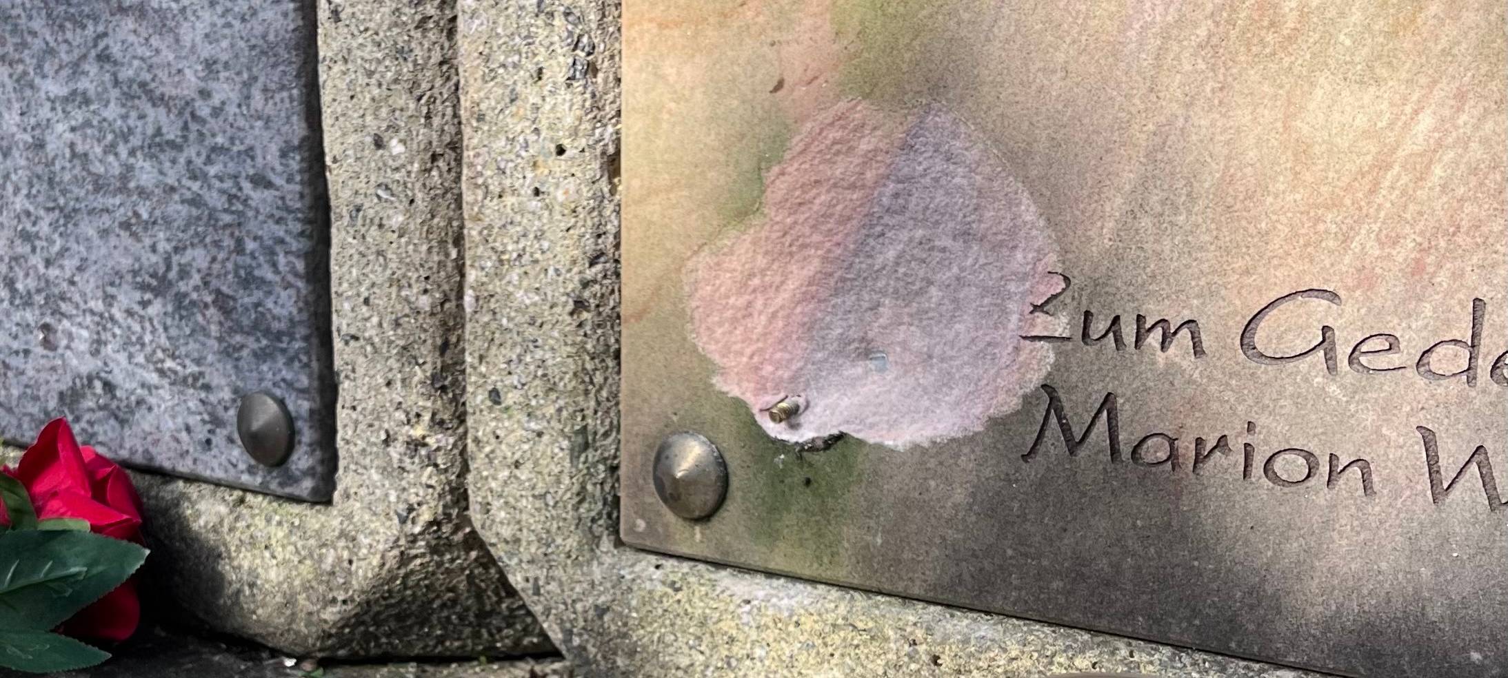 Beschädigte Gräber in Monheim: Polizei gibt Gegenstände aus