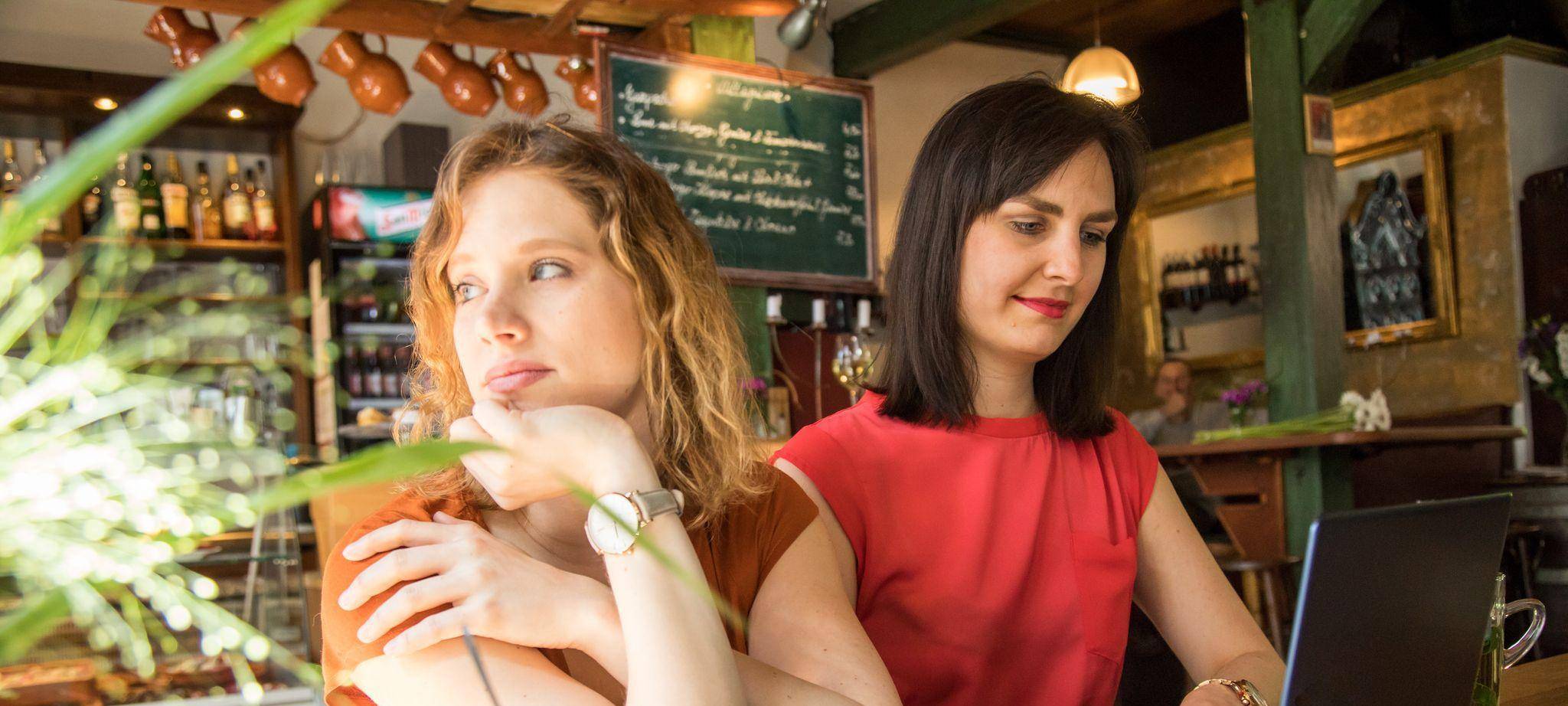 Freundinnen sitzen im Café