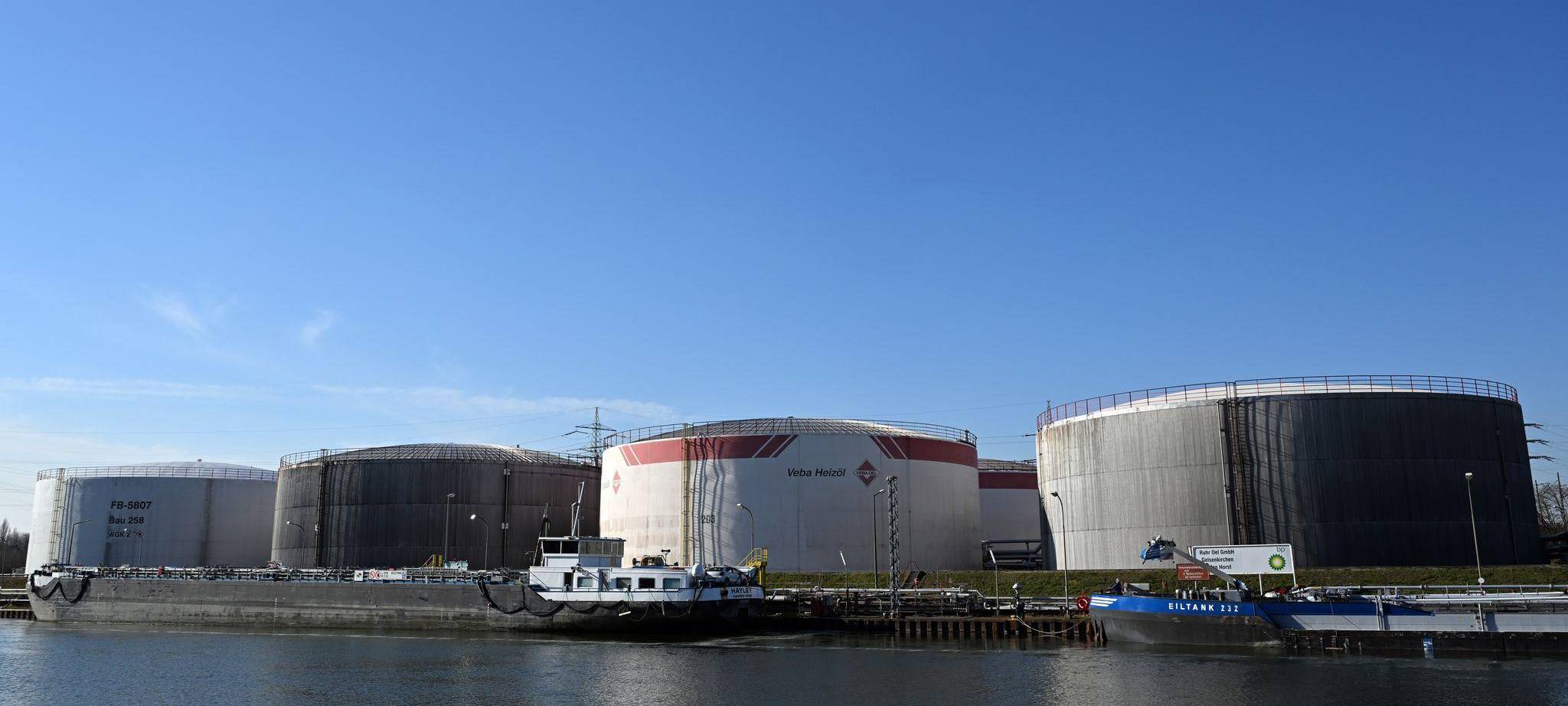 Öltanks am Rhein-Herne-Kanal