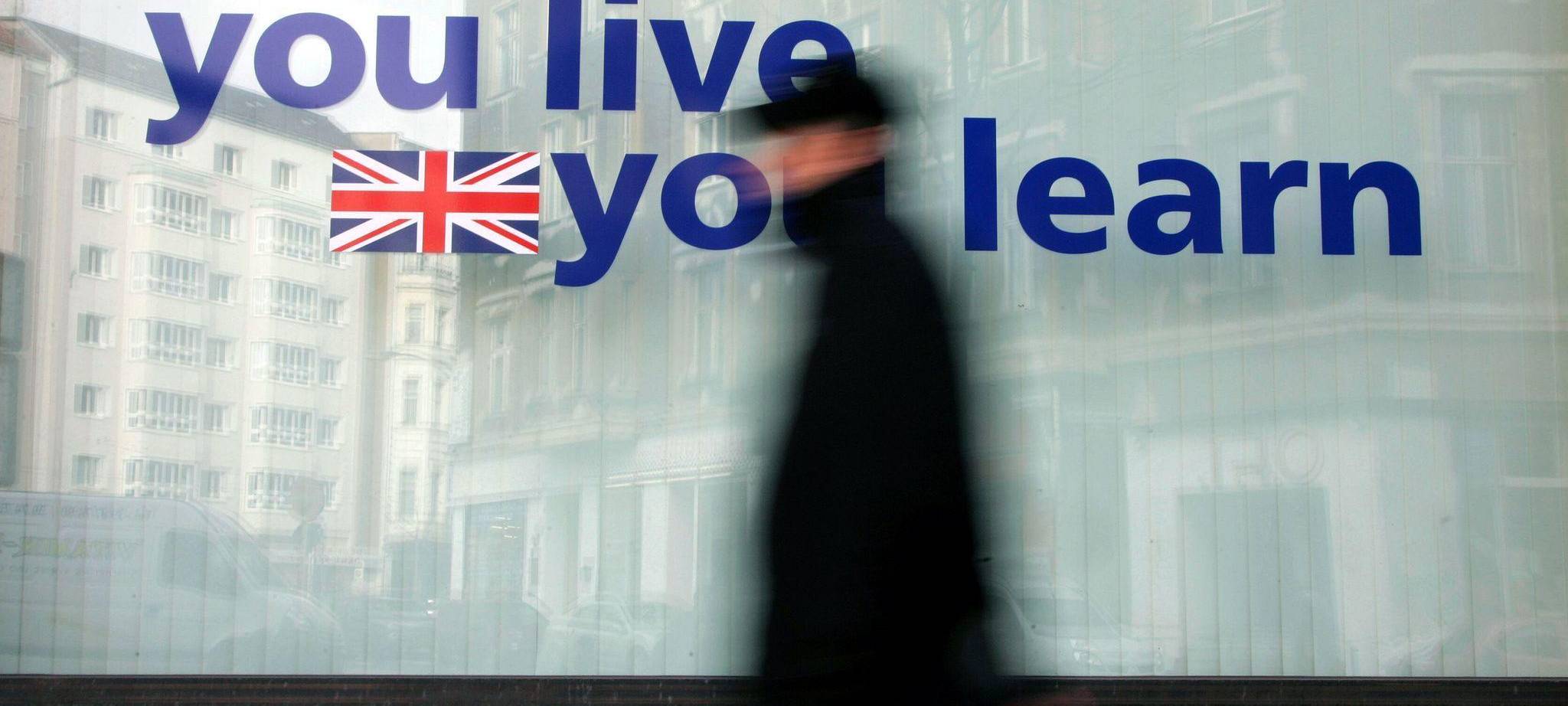 Schaufensterscheibe mit der Aufschrift "You live you learn"