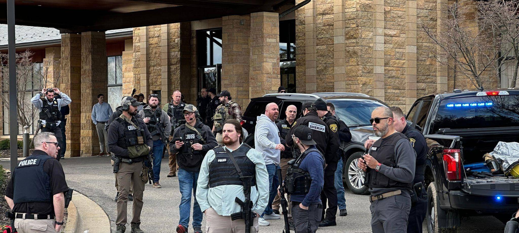 Auto fährt in Synagoge in Michigan