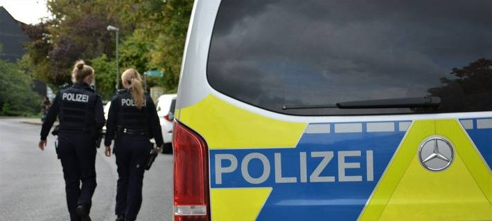 Symbolbild Streifenwagen mit Einsatzkräften