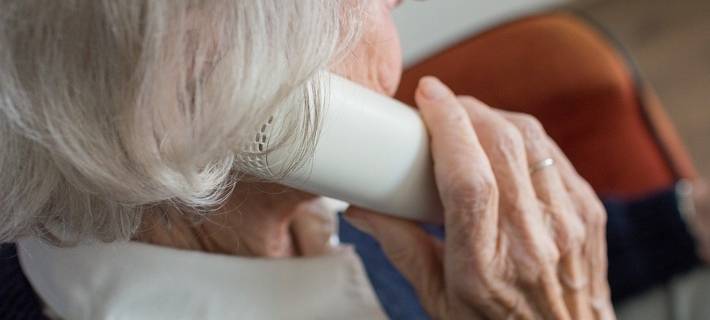 Symbolbild Seniorin am Telefon