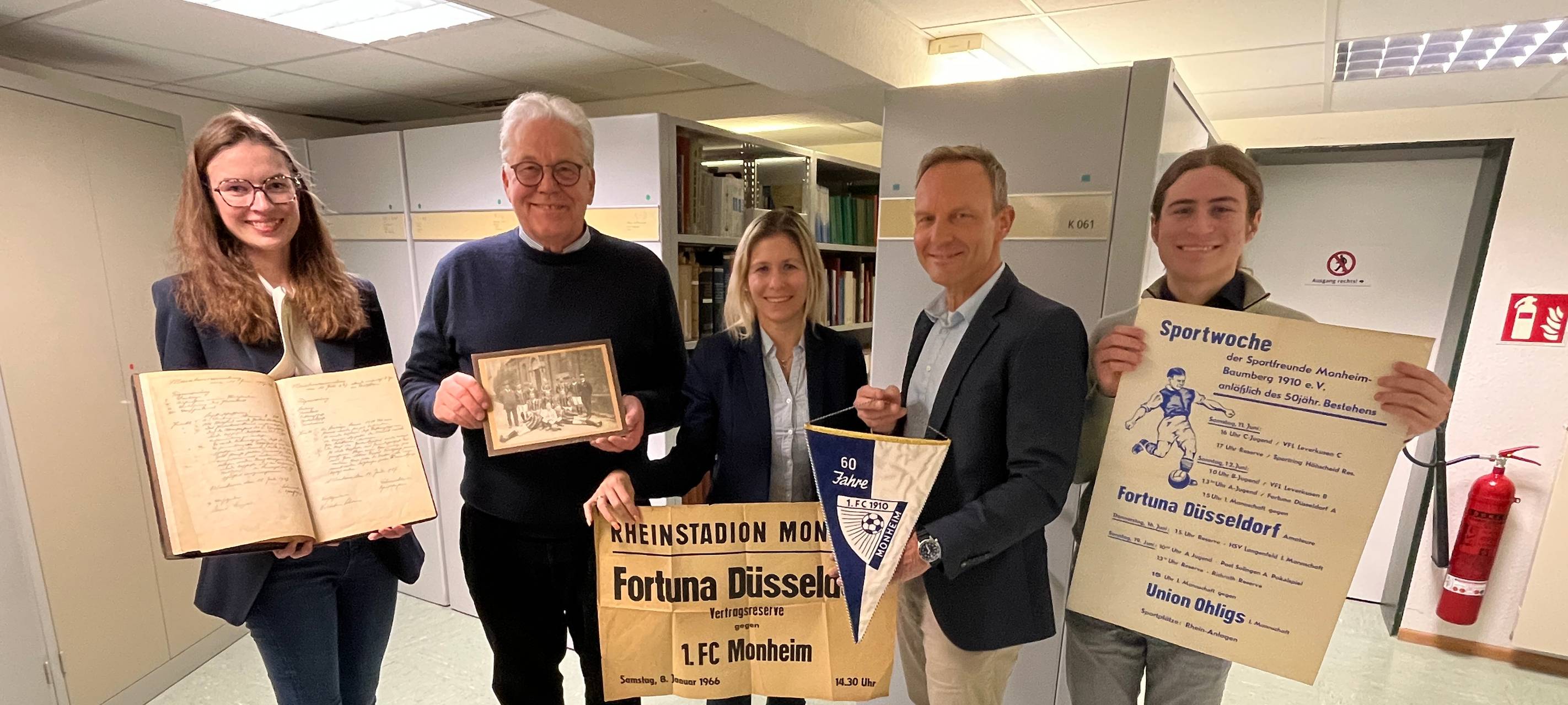 Stadtarchiv bekommt neue Privatsammlung zu 1. FC Monheim