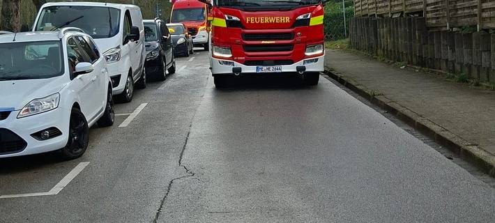 Anrückende Fahrzeuge verblieben auf der Rhönstraße. (Foto: Feuerwehr Heiligenhaus)