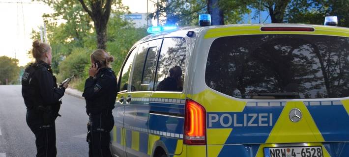 Symbolbild Streifenwagen mit Einsatzkräften