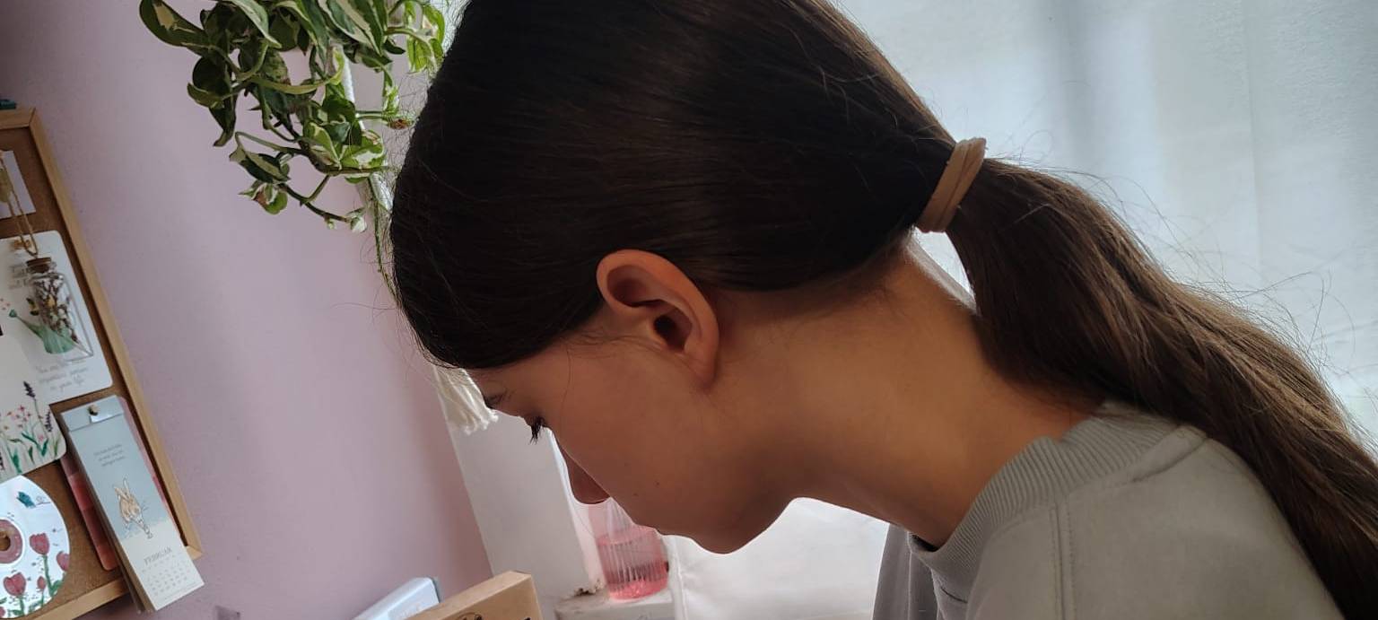 Die Künstlerin bei der Arbeit