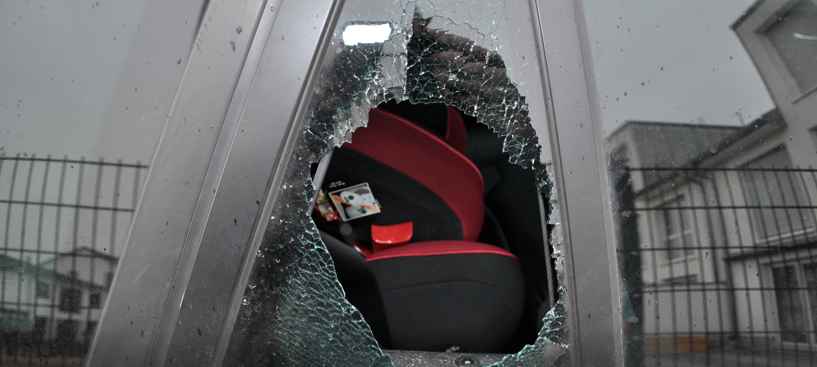 Lintorf: 10 Autos aufgebrochen