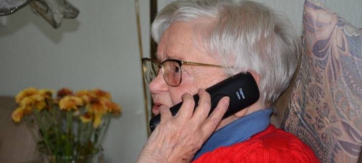 Symbolbild: Die Polizei warnt vor Telefonbetrügerinnen und Telefonbetrügern