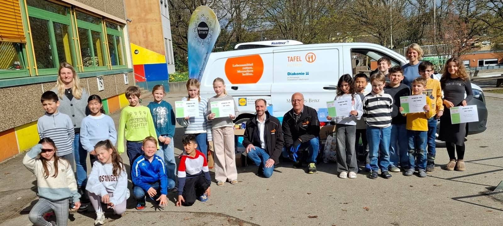 Grundschüler spenden Lebensmittel