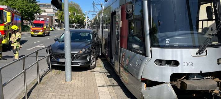 Verkehrsunfall zwischen Auto und Straßenbahn