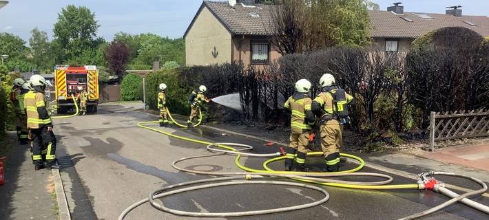 Brandbekämpfung beim Heckenbrand (1)