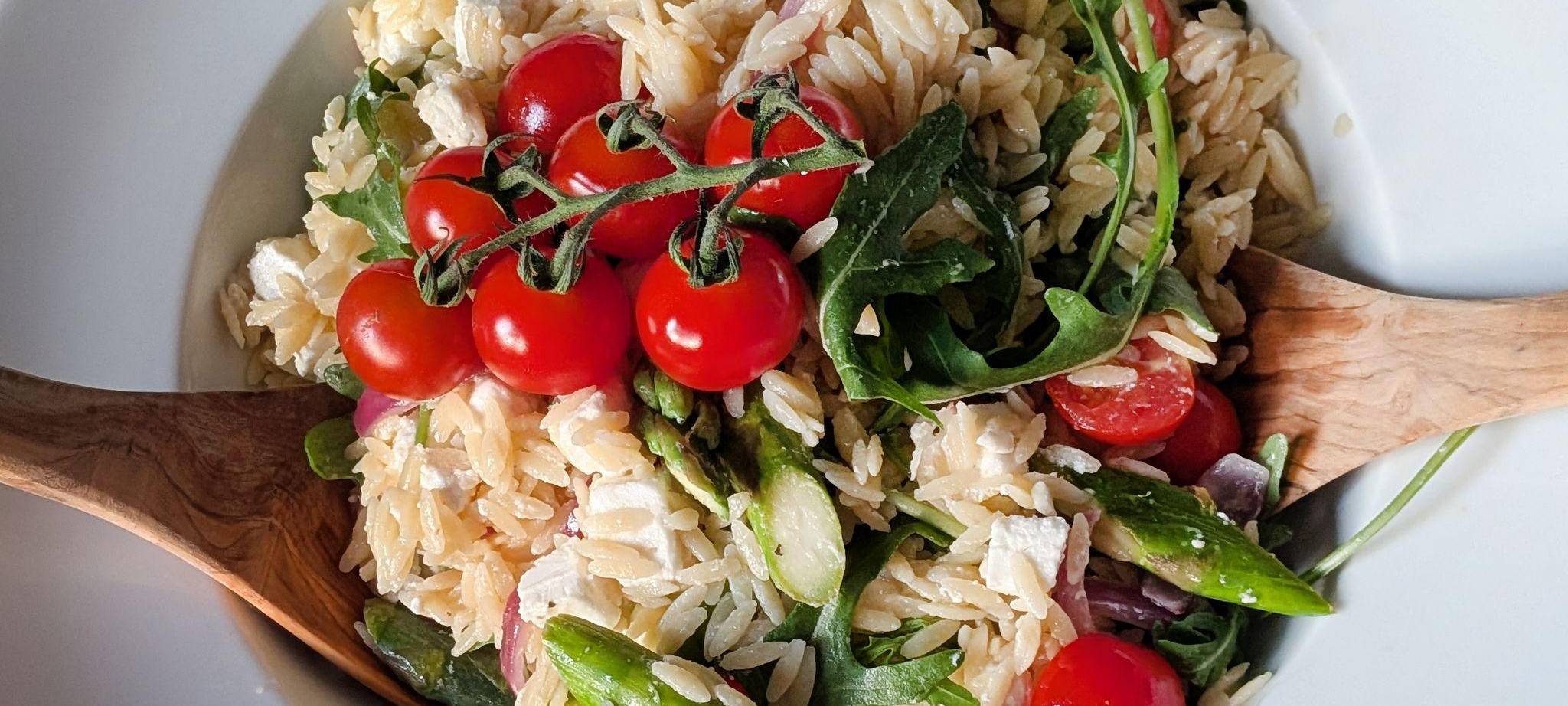 Reisnudelsalat mit gebratenem grünen Spargel