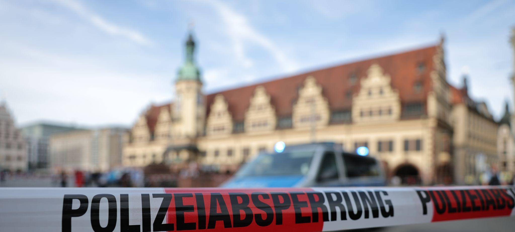 Auto in Leipzig in Menschengruppe gefahren