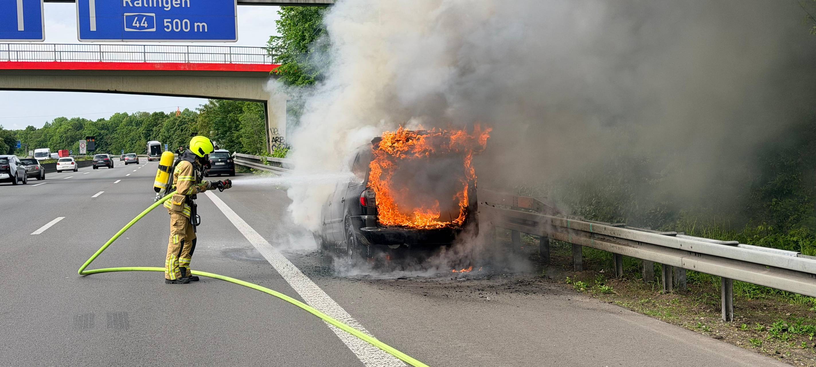 Autobrand auf der A52 bei Ratingen