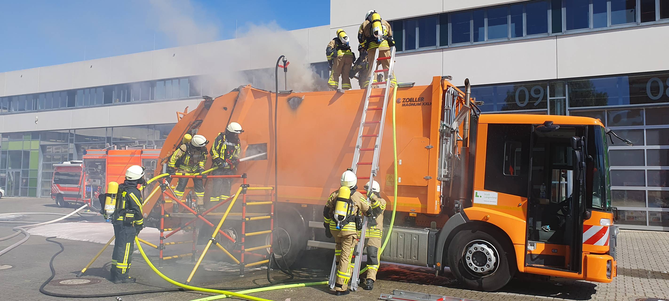 Langenfeld: brennender Müllwagen fährt zur Feuerwache