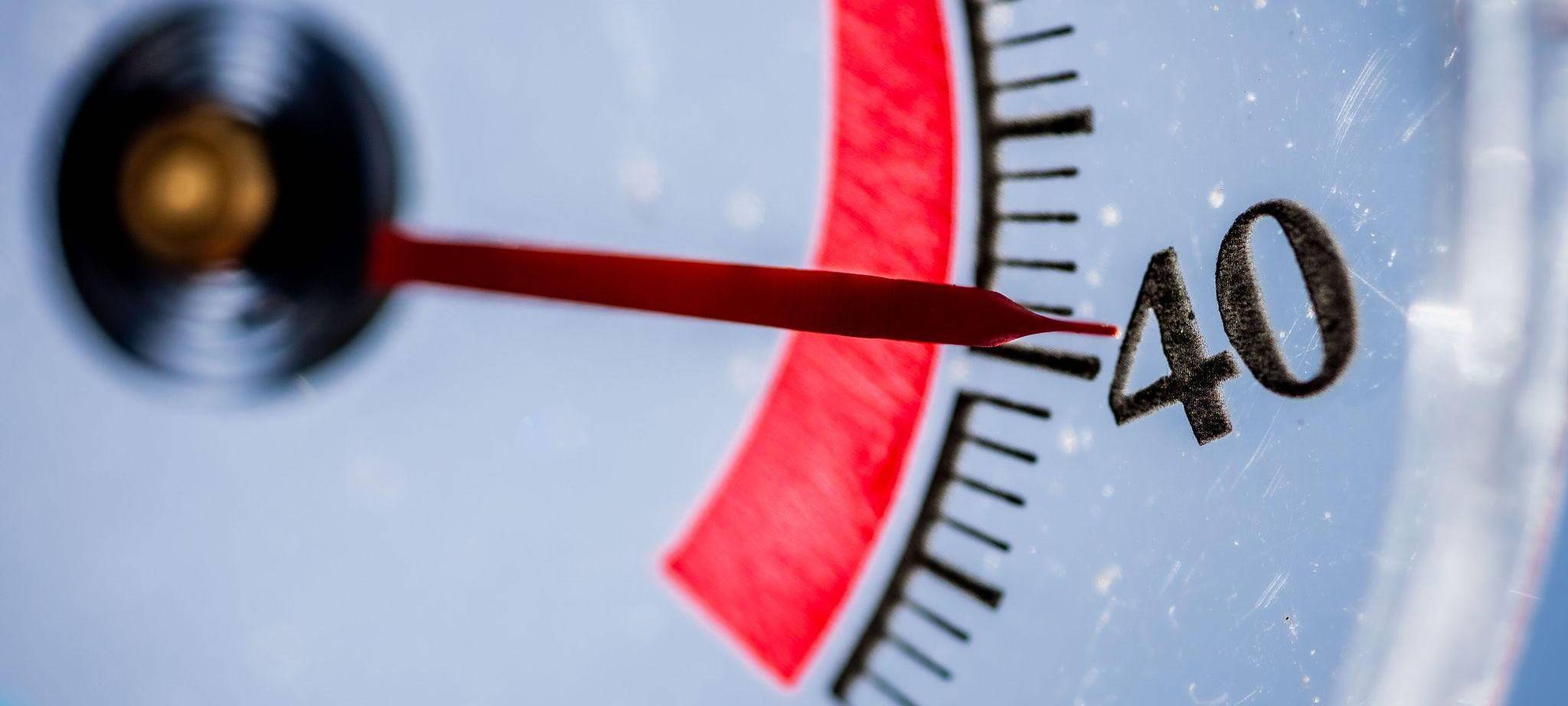 Außenthermometer zeigt fast 40 Grad Celsius an