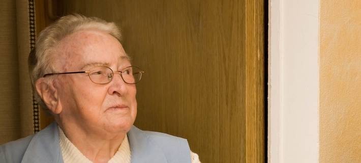 Symbolbild Senior an Wohnungstür