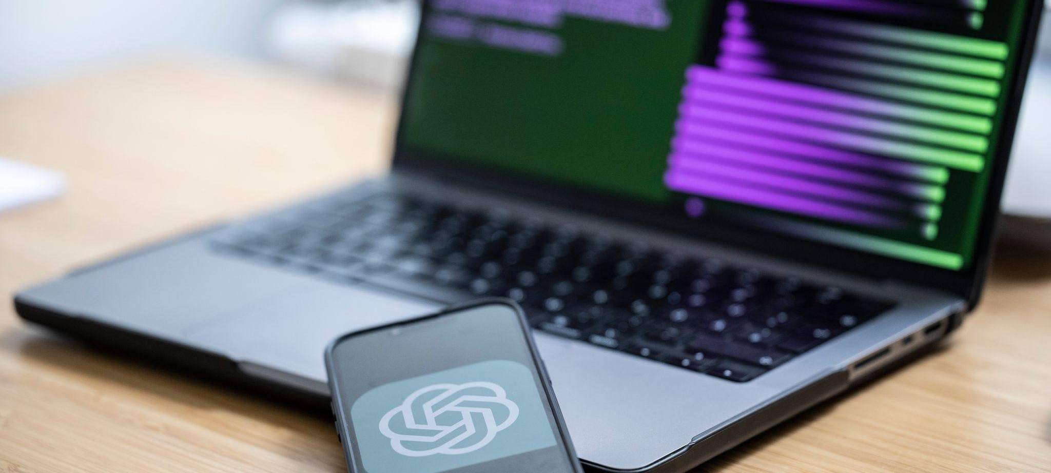 Ein Laptop und ein Handy mit ChatGPT