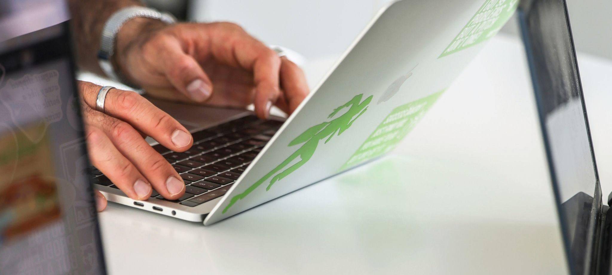 Ein Mann arbeitet am Laptop