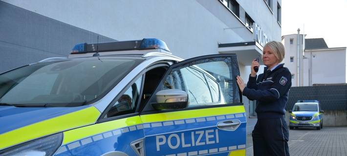 Symbolbild Streifenwagen mit Polizistin
