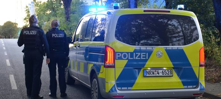 Symbolbild Streifenwagen mit Blaulicht und zwei Polizistinnen