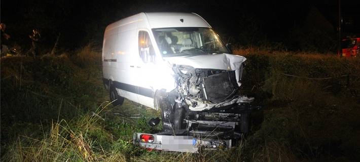Der Transporter landete schwer beschädigt in einem Feld.