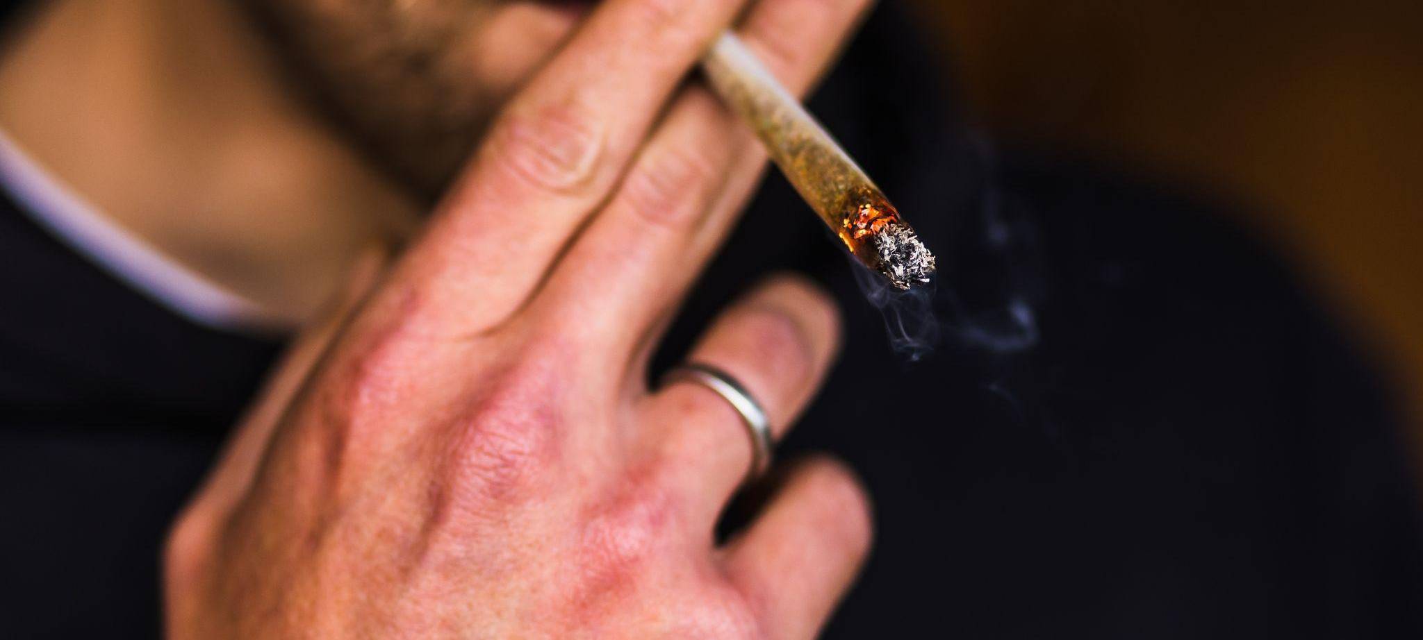 Mann raucht einen Joint