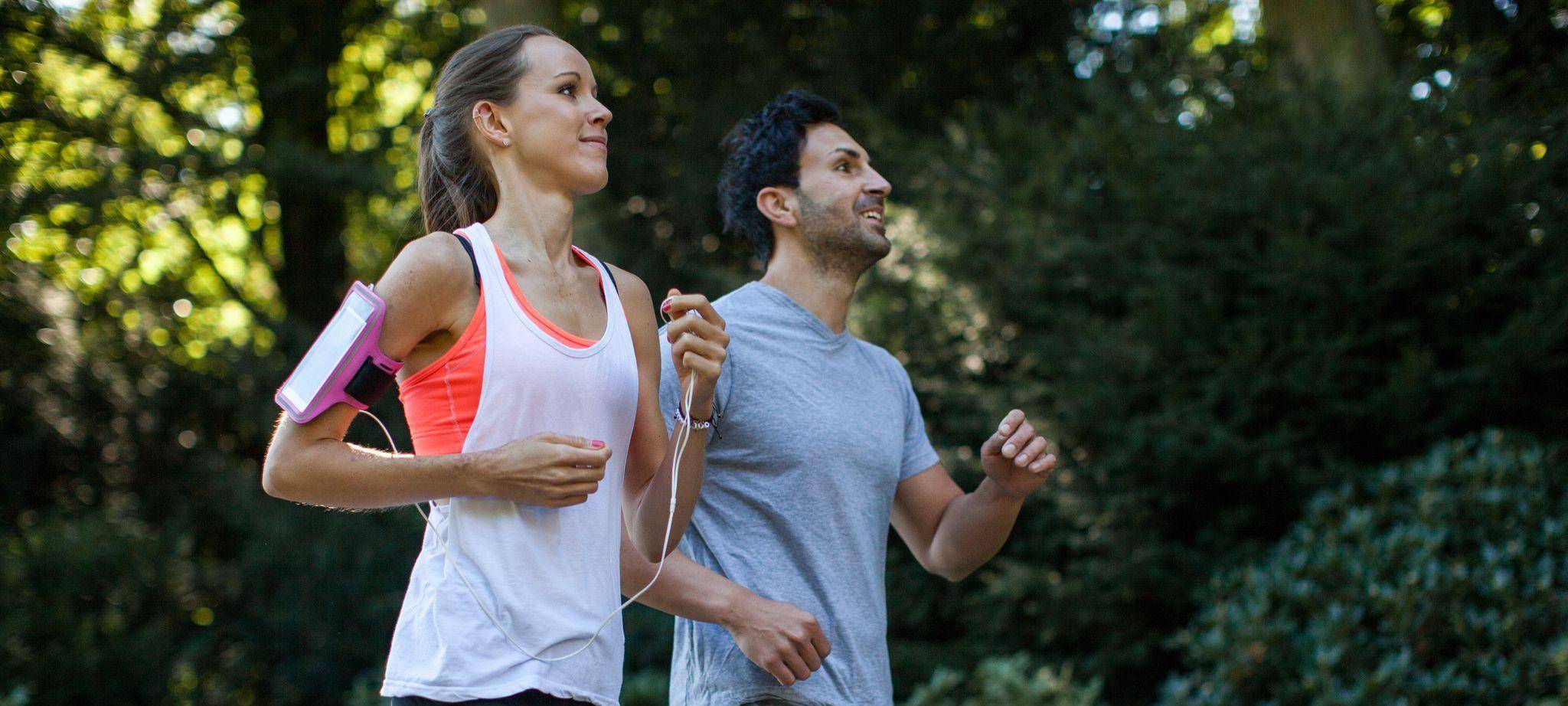 Ein Paar joggt im Park