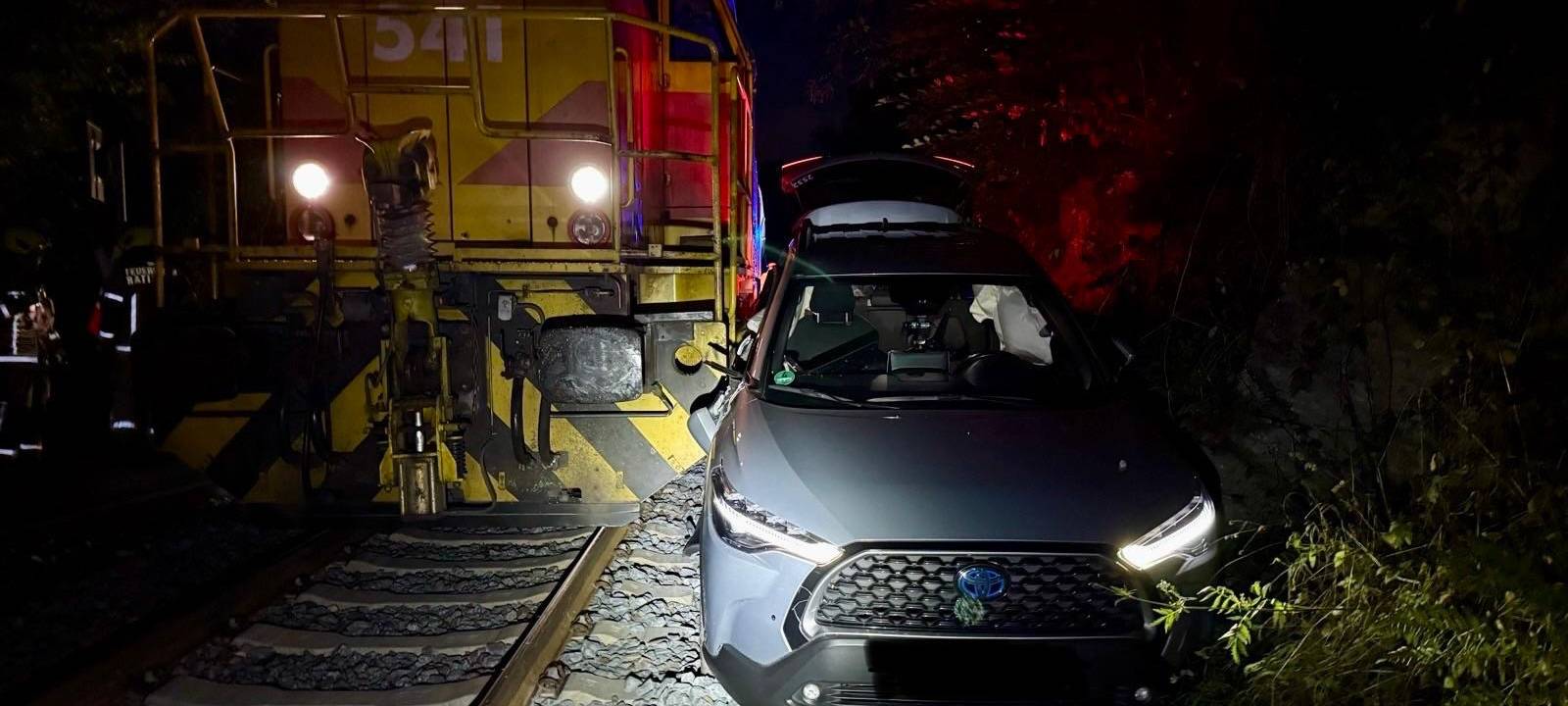 Zug erfasst Auto an Auermühle
