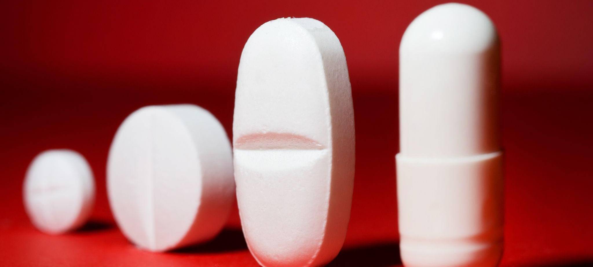 Verschiedene Tabletten liegen auf einem Tisch