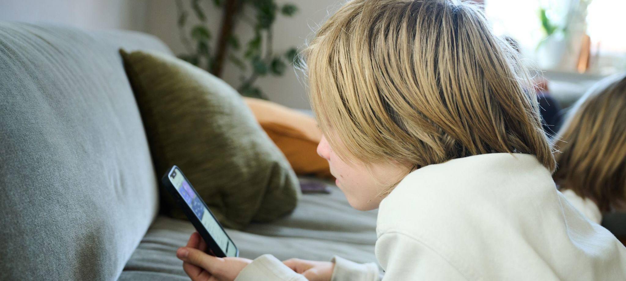 Symbolbild - Smartphone-Nutzung bei Kindern