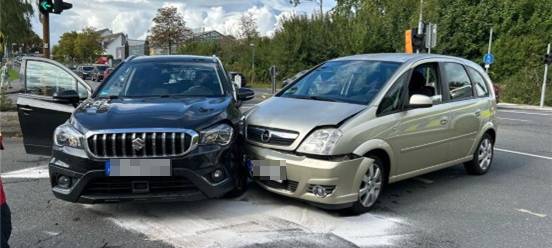 Die beiden Autos waren nicht mehr fahrbereit und mussten abgeschleppt werden.