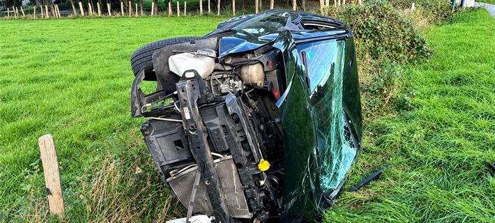 Der Citroen überschlug sich und landete an dem Zaun einer Kuhweide.