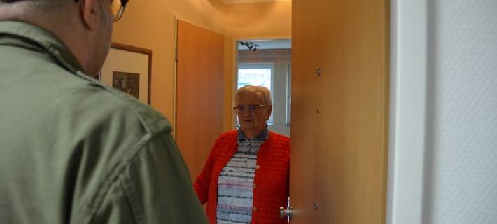 Symbolbild Seniorin an Haustür