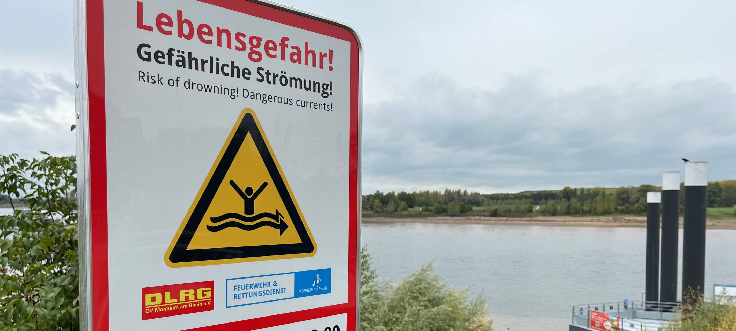 Neue Warnschilder am Monheimer Rheinufer