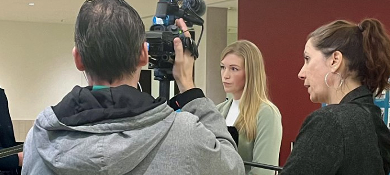 Staatsanwältin Laura Neumann mit Pressevertretern