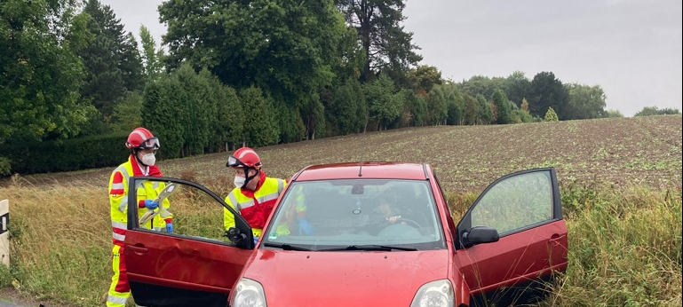 Auto überschlägt sich auf der B7