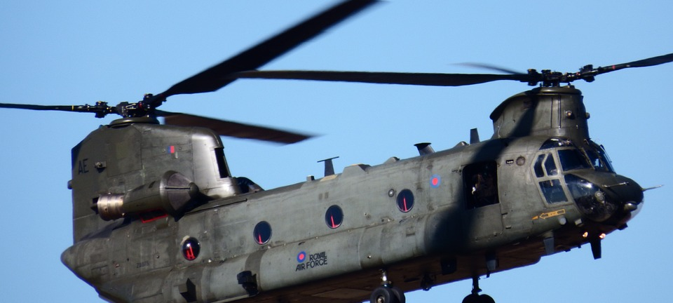Militärhubschrauber für Übungen im Luftraum unterwegs