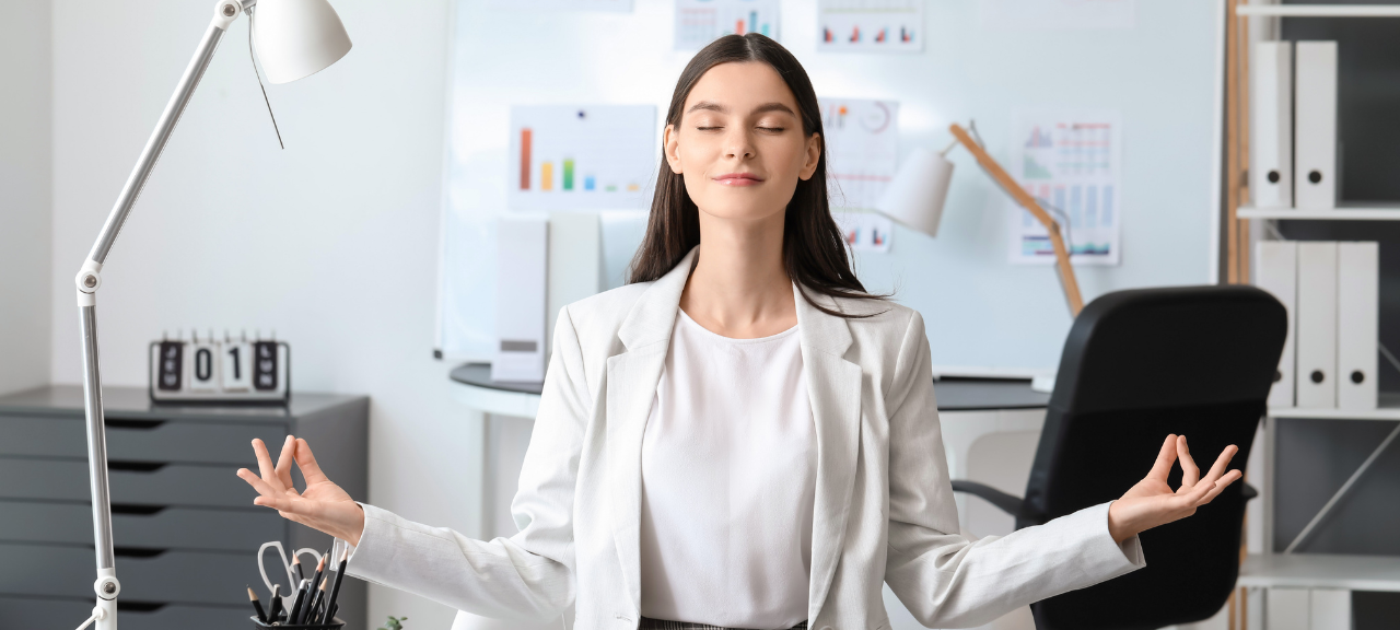 Entspannung am Schreibtisch: Yoga fürs Büro zum Weltyogatag