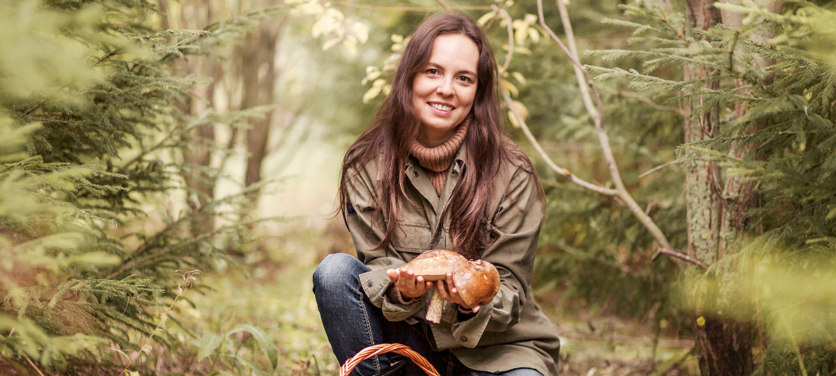 Frau sammelt Pilze