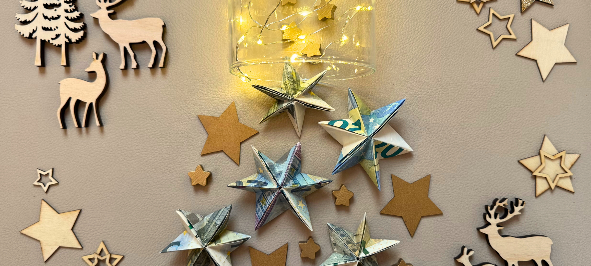 Last-Minute-Weihnachtsgeschenke: Geldsterne im Glas mit Lichterkette und Deko