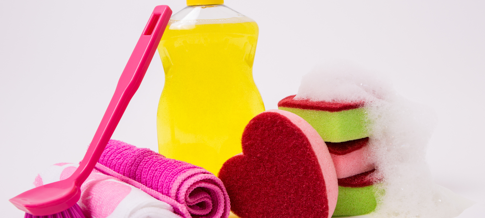 Frühjahrsputz Utensilien: Eimer, Spülmittel, Putztücher
