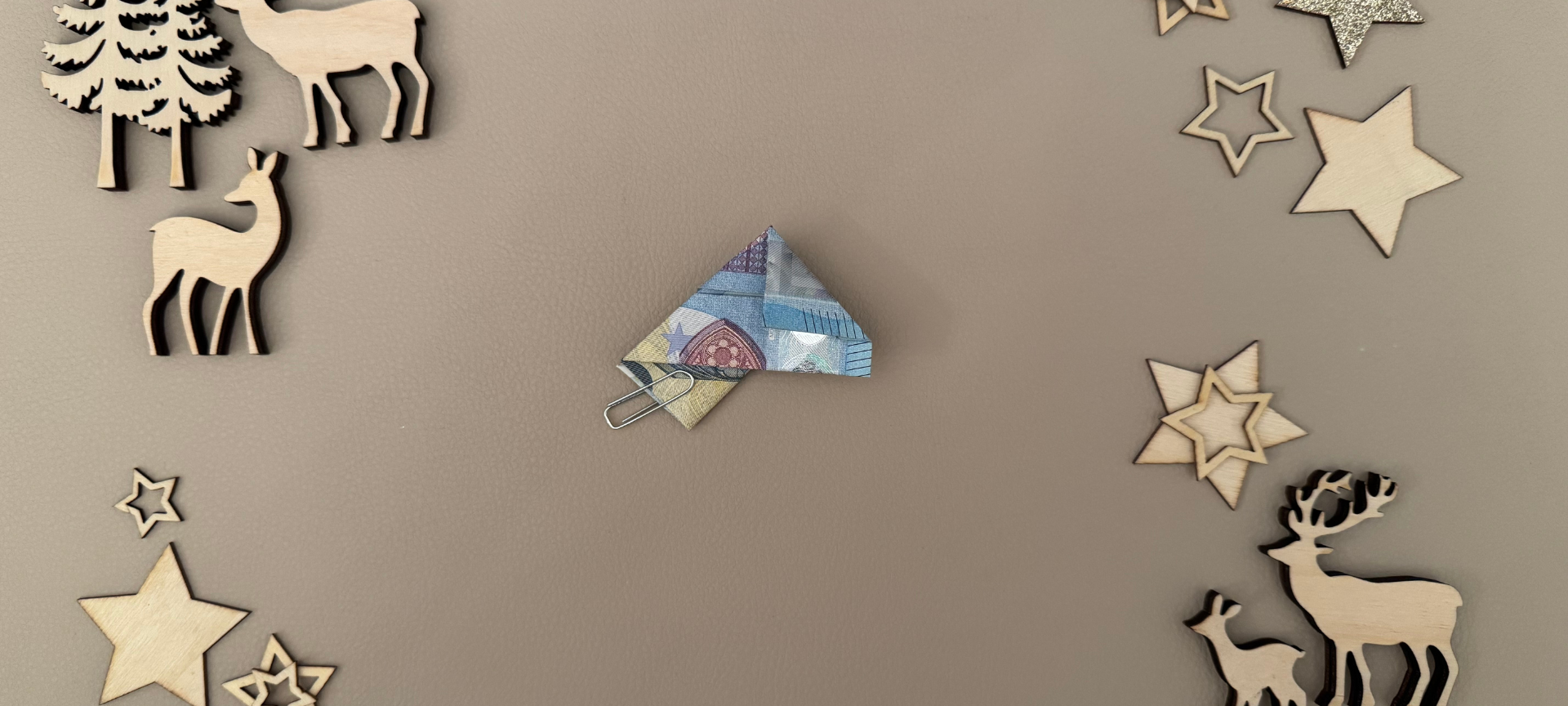 11. Die Spitze unten nach hinten + links falten.