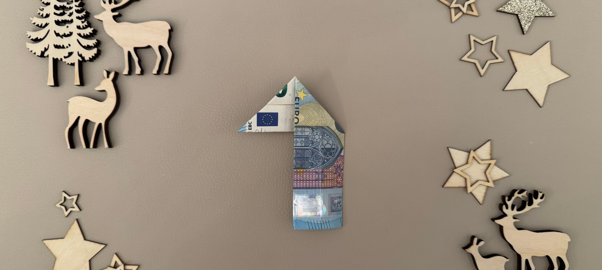 5. Den rechten Teil des Geldscheins an der Falzlinie nach unten falten.