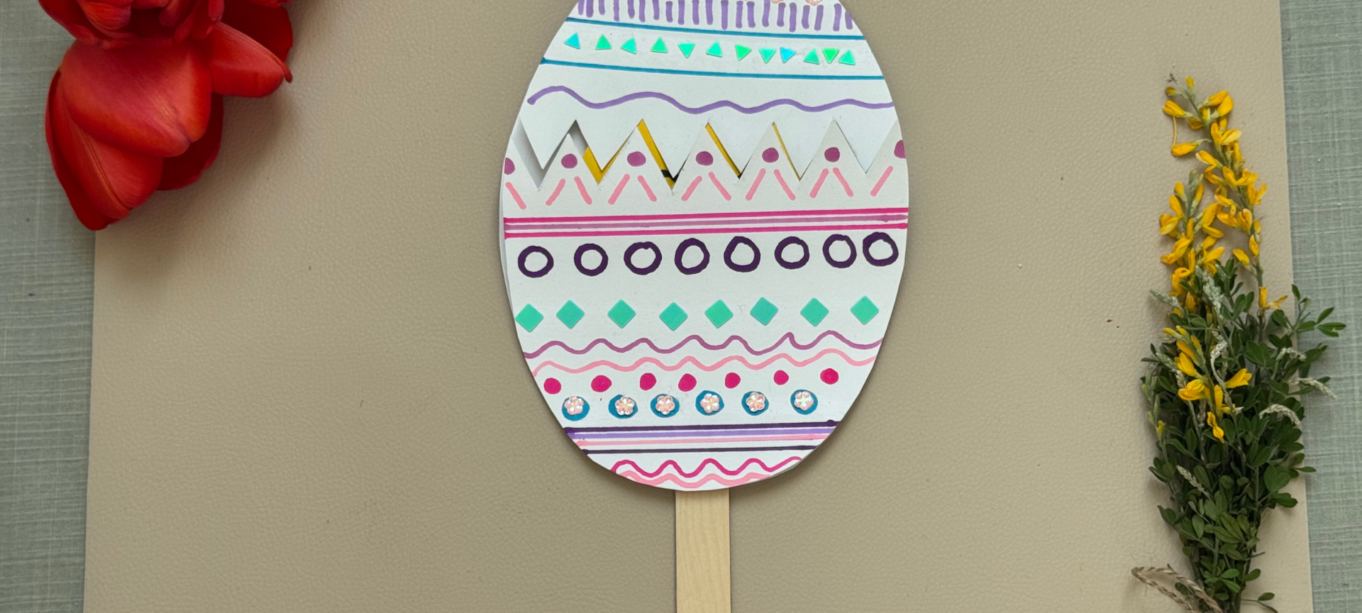 9. Küken mit Holzstiel von oben hereinstecken